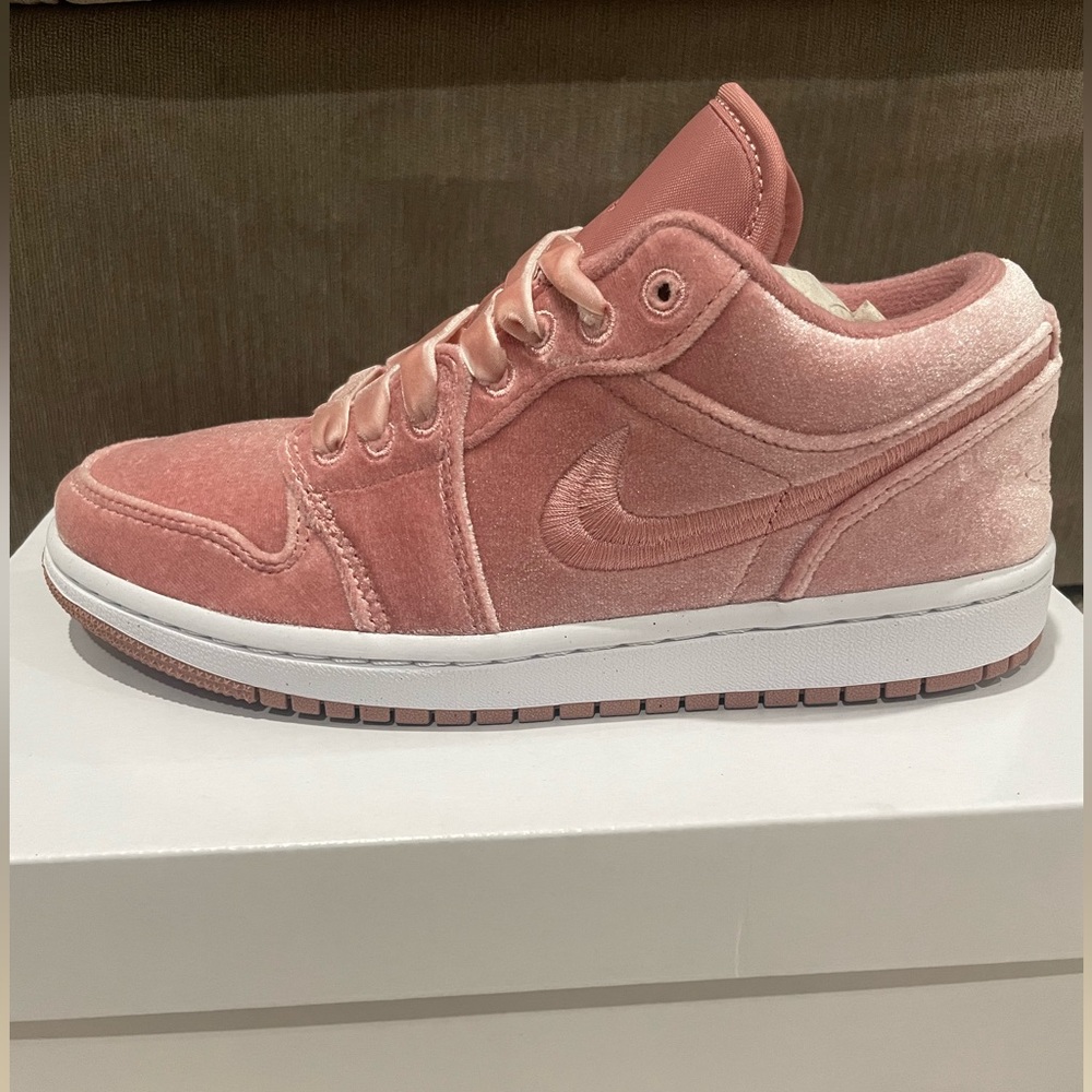 Pink Suede Air Jordan 1 low SE